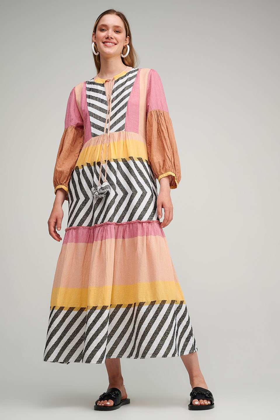 Picture of ZAKAR MAXI DRESS BLK  / WHT 095